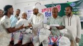 রিক্সা শ্রমিকদের মাঝে শ্রমিক কল্যাণের খাদ্যসামগ্রী বিতরণ