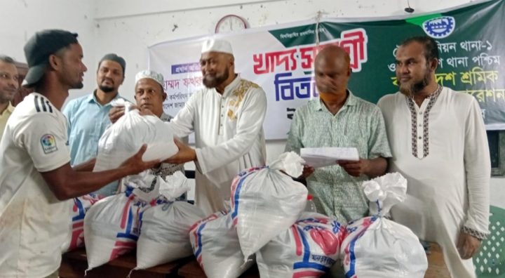 রিক্সা শ্রমিকদের মাঝে শ্রমিক কল্যাণের খাদ্যসামগ্রী বিতরণ