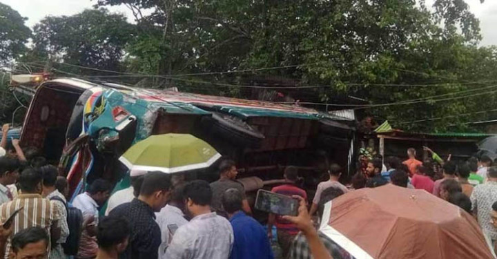 নিয়ন্ত্রণ হারিয়ে বাস উল্টে পড়ল দোকানে, নিহত ৩