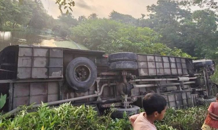 সুনামগঞ্জে যাত্রিবাহী বাস খাদে পড়ে আহত ১৬