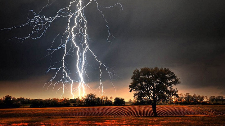 বজ্রপাতের তীব্রতা আরও বাড়বে, বিশেষজ্ঞের সতর্কতা
