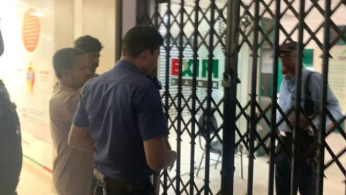 জগন্নাথপুরে টাকা না পেয়ে ব্যাংকে তালা ঝুলিয়ে দিল গ্রাহক