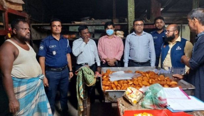 গোলাপগঞ্জে দুই বেকারিকে লক্ষাধিক টাকা জরিমানা