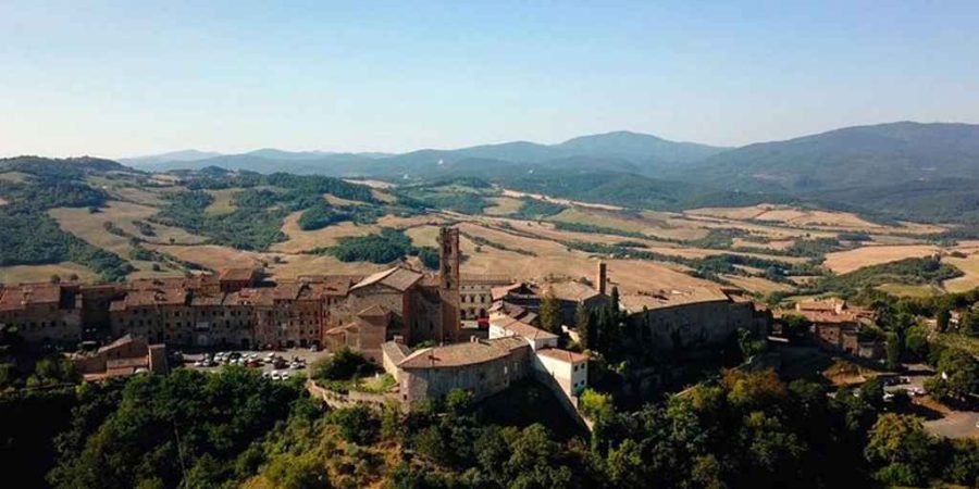 যে গ্রামে বাড়ি কিনলেই পাবেন ২৮ লাখ টাকা