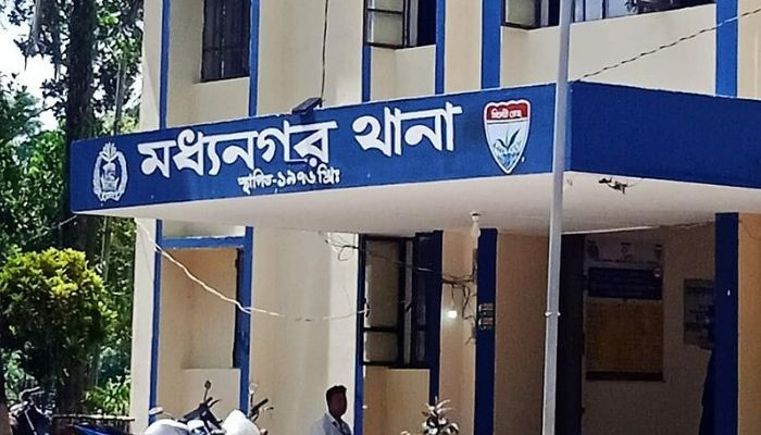 মধ্যনগর সীমান্তের ৯০ চোরাকারবারির নামে মামলা