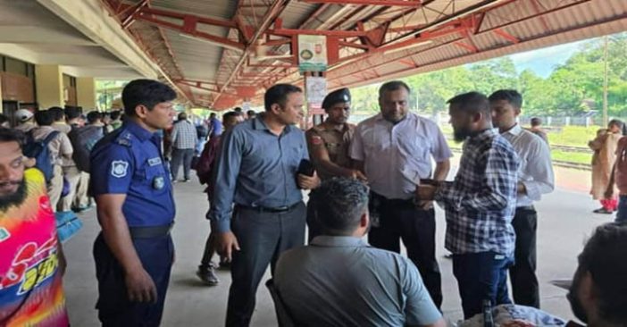 শ্রীমঙ্গলে ট্রেনে টিকিটবিহীন যাত্রী ও কালোবাজারি, অভিযানে জরিমানা