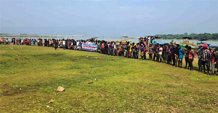 তাহিরপুরে শ্রমিক হয়রানির প্রতিবাদে বিক্ষোভ ও মানববন্ধন