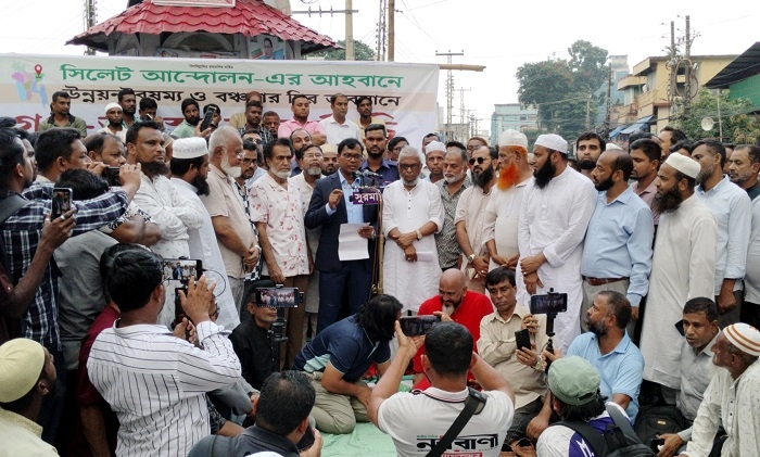 সিলেটের যত প্রকল্প আছে দ্রুত বাস্তবায়ন করা হবে : আরিফের গণঅবস্থানে এসে ডিসি