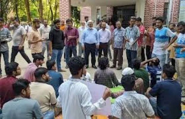 শাকসু নির্বাচন : তফসিলের দাবিতে শাবি’র প্রশাসনিক ভবনে তালা