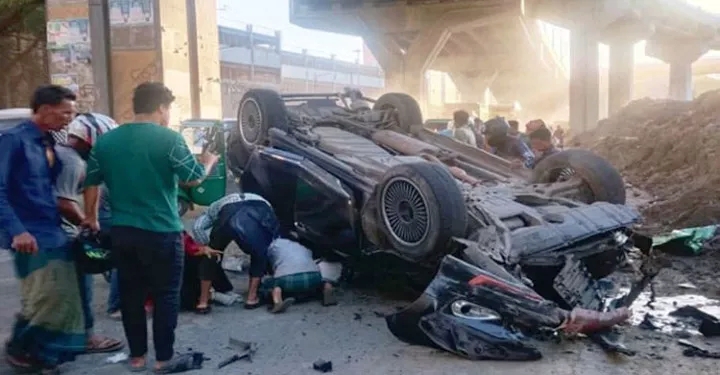 এক্সপ্রেসওয়ে থেকে ছিটকে পড়লো গাড়ি, নিহত ১