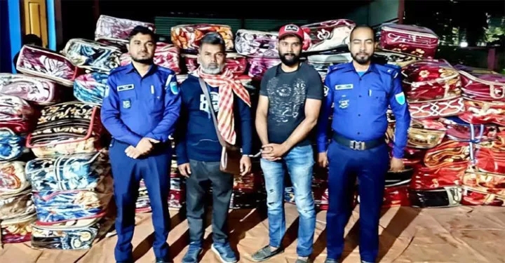 জৈন্তাপুরে টুরিস্ট বাস থেকে বিপুল পরিমাণ ভারতীয় কম্বলসহ আটক ২