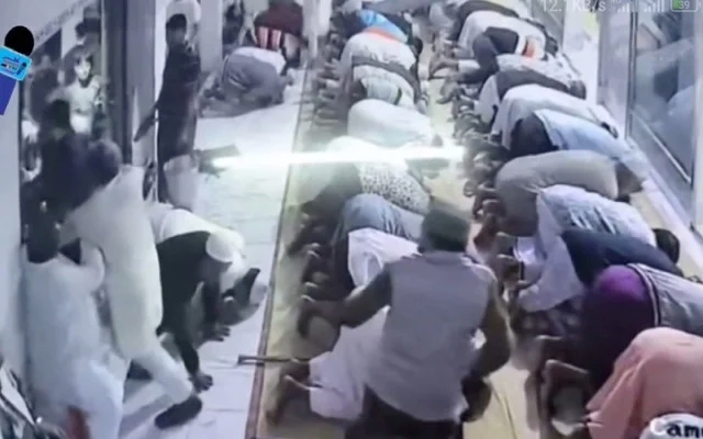 মুন্সীগঞ্জে নামাজ চলাকালে মসজিদের ভেতরে-বাইরে বিএনপির দুই পক্ষের সংঘর্ষ, আহত ১০