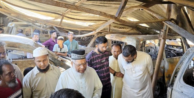 পাঠানটুলায় অগ্নিকান্ডে পুড়ে যাওয়া গ্যারেজ পরিদর্শনে মাওলানা হাবিবুর রহমান