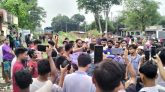 ভানুগাছ ও শমশেরনগর স্টেশনে মানববন্ধন ও বিক্ষোভ