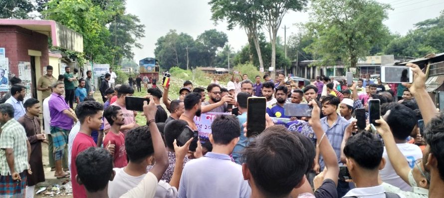 ভানুগাছ ও শমশেরনগর স্টেশনে মানববন্ধন ও বিক্ষোভ