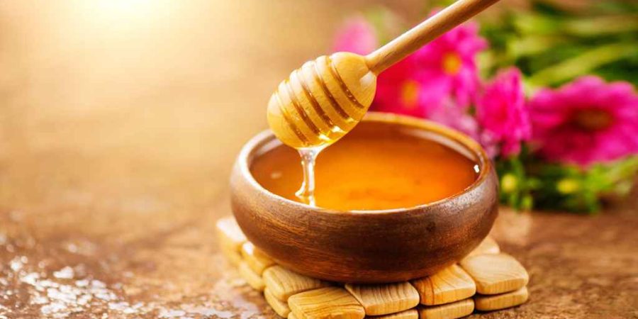 শীতে মধু খাওয়ার উপকারিতা ও সতর্কতা