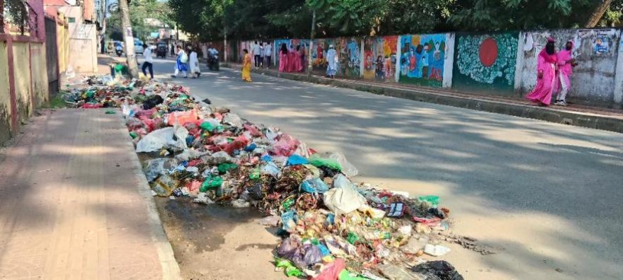 শ্রীমঙ্গলের বিভিন্ন স্থানে অস্থায়ী ময়লার ভাগার, দুর্গন্ধে অতিষ্ঠ শহরবাসী