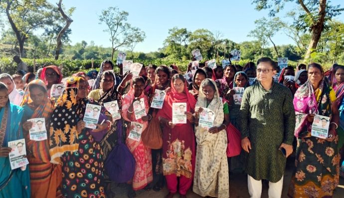 খন্দকার মুক্তাদিরকে পাশে পেয়ে উল্লসিত চা-শ্রমিকরা