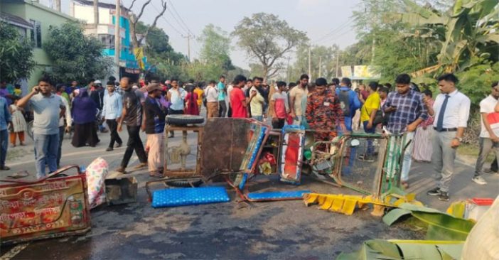 দিনাজপুরে মিনিবাস-অটোরিকশা সংঘর্ষে, নিহত ৪
