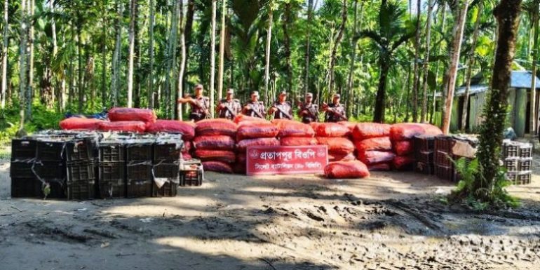 সিলেট সীমান্তে ভারতীয় র্পেঁয়াজ-টমেটোর বিশাল চালান আটক