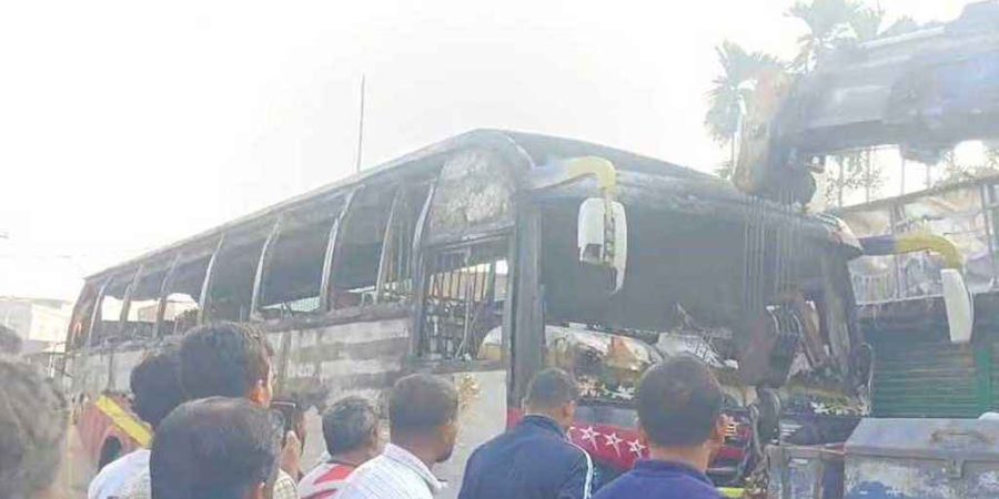 গভীর রাতে বাসে আগুন, চালকের মৃত্যু