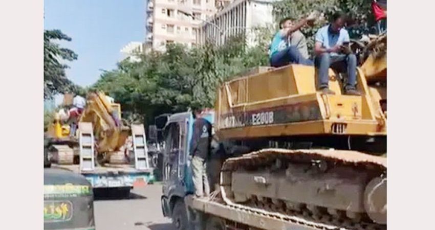 ধানমন্ডির দিকে দুটি বুলডোজার