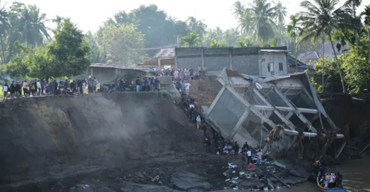 ইন্দোনেশিয়ায় ভয়াবহ বন্যায় মৃতের সংখ্যা বেড়ে দাঁড়িয়েছে ২৪৮
