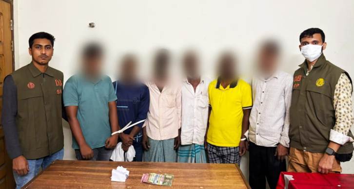 সিলেটে কবরস্থানের সামনে থেকে ৬ জুয়াড়ীকে ধরলো ডিবি