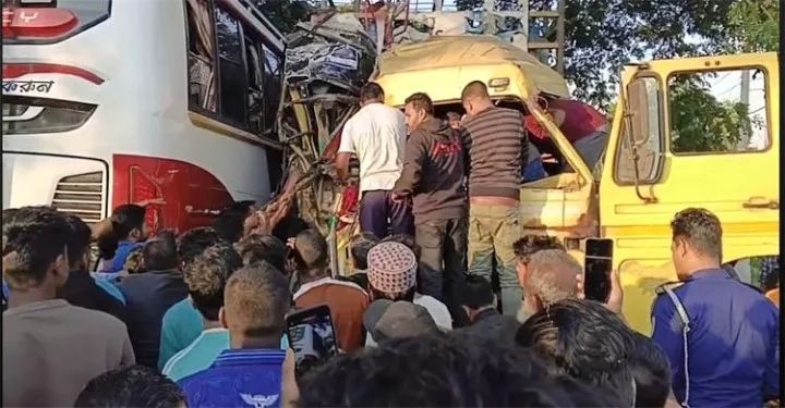 সিলেটের লালাবাজারে বাস-ট্রাকের সংঘর্ষ, আহত ১০