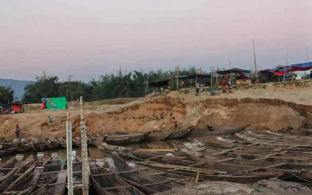 সুনামগঞ্জে চেলা নদীর পাড় কেটে চলছে বালু উত্তোলনের মহোৎসব