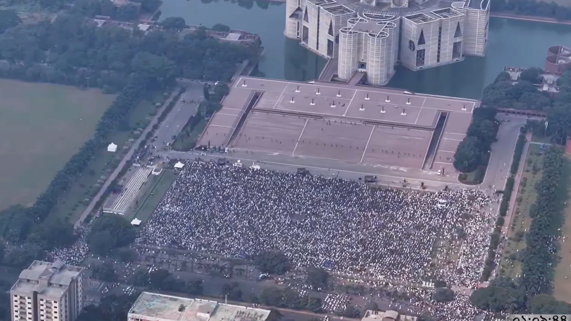 শহীদ হাদির জানাজা : সংসদ ভবন এলাকায় জনস্রোত