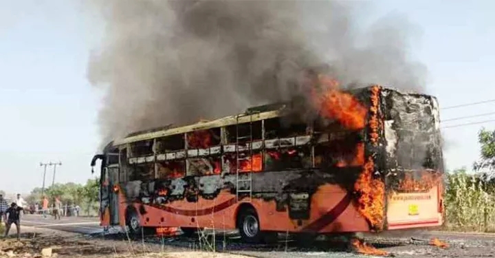 ভারতে বাসে আগুন, প্রাণ গেল ১০ জনের