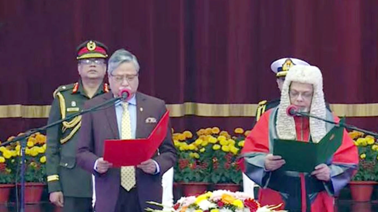 শপথ নিলেন প্রধান বিচারপতি জুবায়ের রহমান চৌধুরী