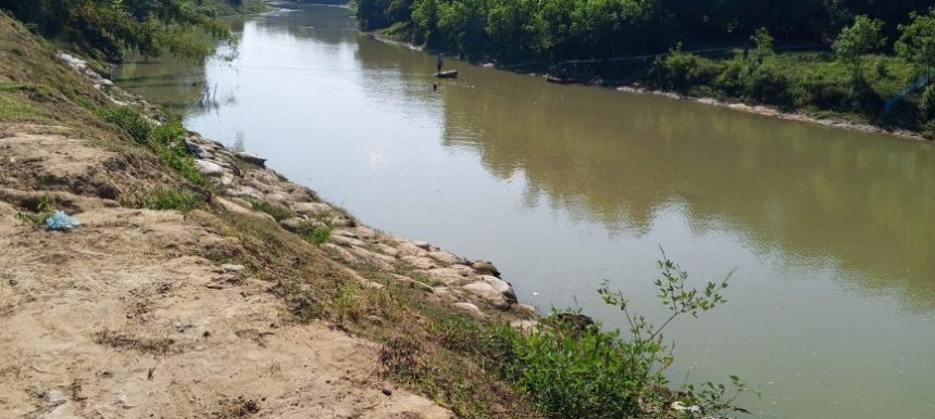 কমলগঞ্জে ধলাই নদীর প্রতিরক্ষা বাঁধের পাশে চলছে বালু উত্তোলন, হুমকির মুখে বাঁধ ও ব্রিজ