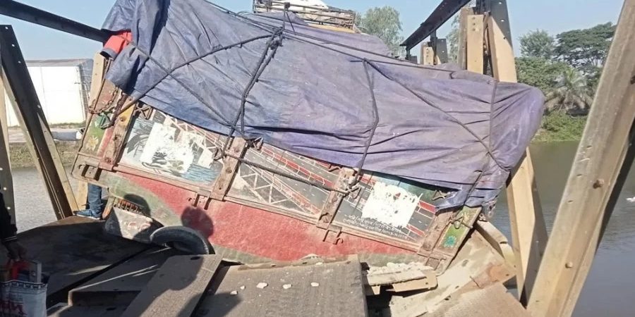 বেইলিব্রিজ ভেঙে হবিগঞ্জ-বানিয়াচং সড়ক যোগাযোগ বিচ্ছিন্ন