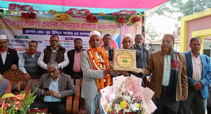 ফুল দিয়ে সাজানো জিপগাড়িতে প্রবীন শিক্ষক মো. নুর উদ্দিনের বিদায়ী সংবর্ধনা