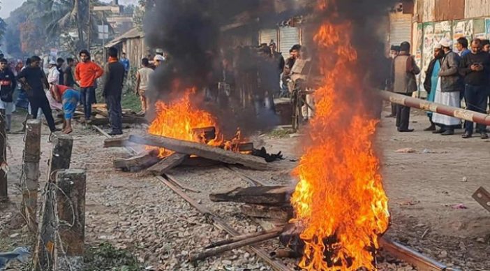রেললাইনে আগুন দিলেন বিএনপির মনোনয়নবঞ্চিত নেতার সমর্থকরা