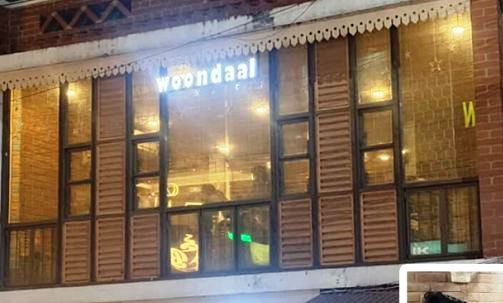 ডিসেম্বর মানেই কুয়াশাচ্ছন্ন সকাল, আর রাত হলেই কুয়াশার সঙ্গে তীব্র শীত। চলতি মাসে তাপমাত্রা ৪ ডিগ্রি সেলসিয়াস পর্যন্ত নেমে আসতে পারে। তিন মাসের পূর্বাভাসে এমনটাই জানিয়েছে আবহাওয়া দপ্তর।  আবহাওয়া দপ্তর (১ ডিসেম্বর) একটি বিজ্ঞপ্তি প্রকাশ করেছে। উল্লেখ আছে, এবারের শীতে ২-৩টি তীব্র শৈত্যপ্রবাহ বয়ে যেতে পারে। এ অবস্থায় তাপমাত্রা নেমে আসতে পারে ৪ ডিগ্রি সেলসিয়াসে।  বিজ্ঞপ্তিতে আরও বলা হয়েছে, এবার ৩-৮টি মৃদু (৮-১০ ডিগ্রি সে.) থেকে মাঝারি (৬-৮ ডিগ্রি সে.) ধরনের শৈত্যপ্রবাহ বয়ে যেতে পারে। তবে এর মধ্যে ২-৩টি তীব্র শৈত্যপ্রবাহে (৪-৬ ড্রিগ্রি সে.) রূপ নিতে পারে।  তিন মাসের আবহাওয়া বার্তায় আরও বলা হয়, শেষরাত থেকে সকাল পর্যন্ত নদ-নদী অববাহিকাসহ দেশের কোথাও কোথাও মাঝারি থেকে ঘন কুয়াশা পড়তে পারে এবং অন্যত্র হালকা থেকে মাঝারি ধরনের কুয়াশার দেখা মিলেতে পারে।  তবে কখনও কখনও কুয়াশা দুপুর পর্যন্ত স্থায়ী হতে পারে। ঘন কুয়াশার কারণে দিন এবং রাতের তাপমাত্রার পার্থক্য কমে শীতের অনুভূতি বাড়তে পারে বলেও জানিয়েছে আবহাওয়া দপ্তর।  এ ছাড়া এ সময় সামগ্রিকভাবে দেশে স্বাভাবিক বৃষ্টিপাতের সম্ভাবনা আছে।