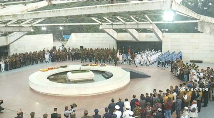 খালেদা জিয়ার কবরে শ্রদ্ধা জানাতে আসছেন সর্বস্তরের মানুষ