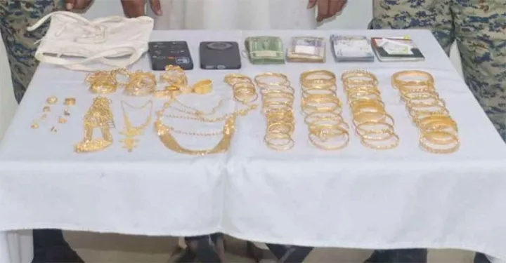 ওমরাহ থেকে ফিরেই আটক বিমানবন্দরে স্বর্ণ চোরাচালানকারী