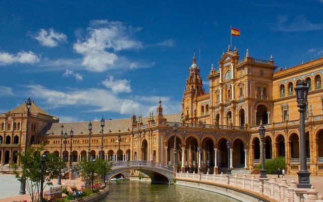 স্পেনে বৈধতার সুযোগ পাবেন পাঁচ লাখ অবৈধ অভিবাসী