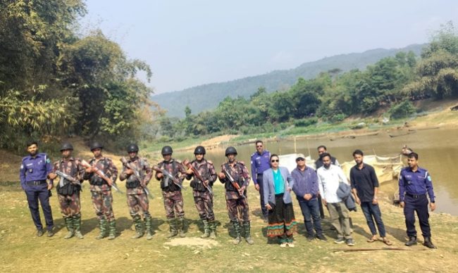 জৈন্তাপুরে প্রশাসনের অভিযানে ১০টি নৌকা ধ্বংস, তিন ট্রাক বালু আটক