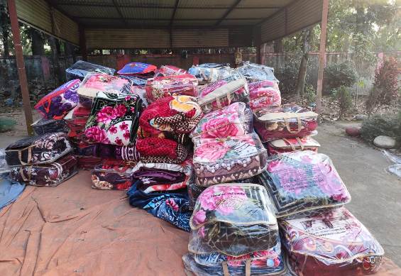 জৈন্তাপুরে বাস তল্লাসী করে চোরাচালানের কম্বল ও প্রসাধনী জব্দ