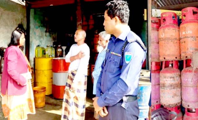 অতিরিক্ত দামে এলপিজি সিলিন্ডার বিক্রির দায়ে জৈন্তাপুরে দুই প্রতিষ্ঠানকে জরিমানা