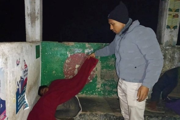 শীতের রাতে ভবঘুরে মানুষের পাশে জৈন্তাপুরের ইউএনও