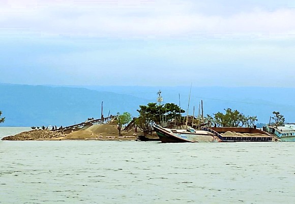 সংরক্ষিত জলাভুমি টাঙ্গুয়ার হাওর ঘিরে সারি সারি পাথর ভাঙার ক্রাশার মেশিন!