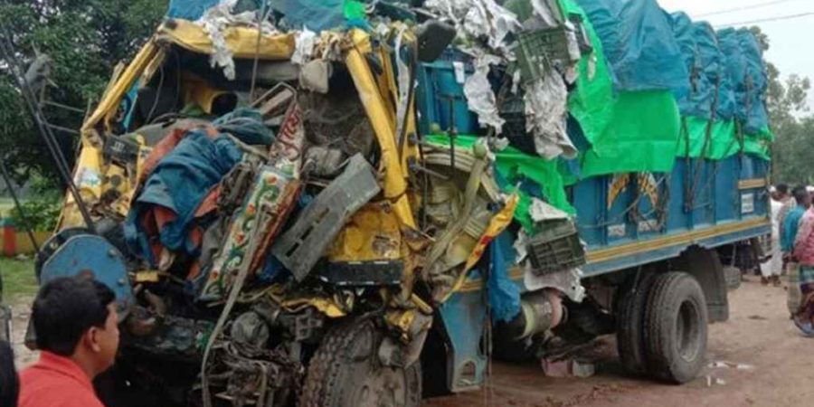 নিয়ন্ত্রণ হারিয়ে বাজারে ঢুকে পড়ল বালুর ট্রাক, নিহত ৪