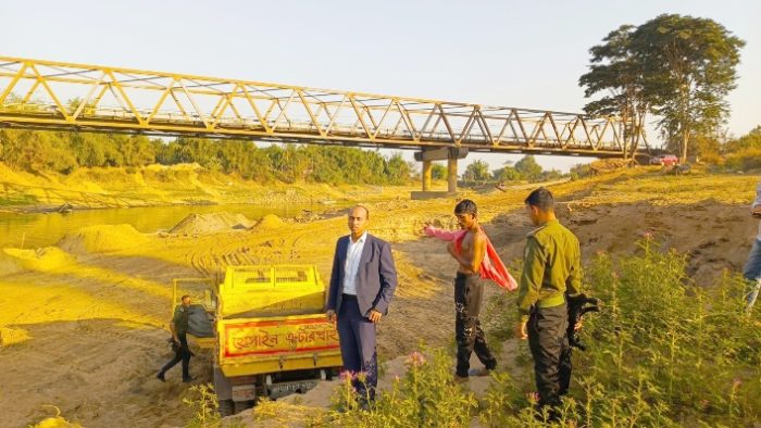 জৈন্তাপুরে সারীনদীতে অবৈধ বালু উত্তোলনে ১৫ হাজার টাকা জরিমানা