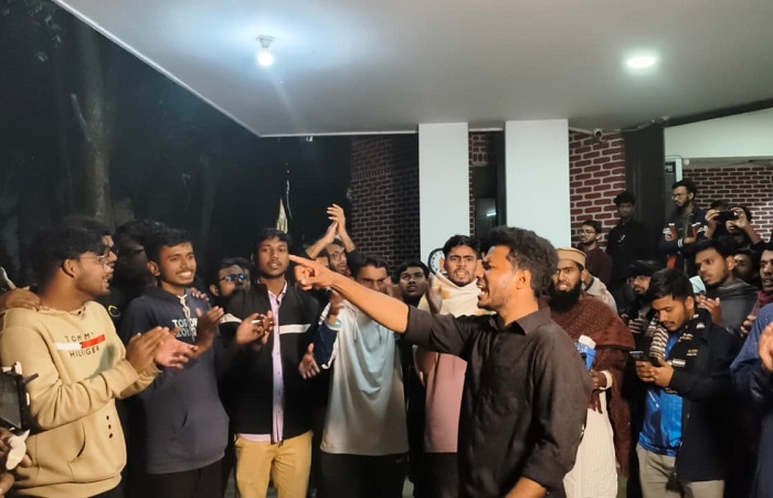 শাকসু নির্বাচন স্থগিতের প্রতিবাদে ক্লাস-পরীক্ষা বর্জনের ডাক আন্দোলনকারীদের