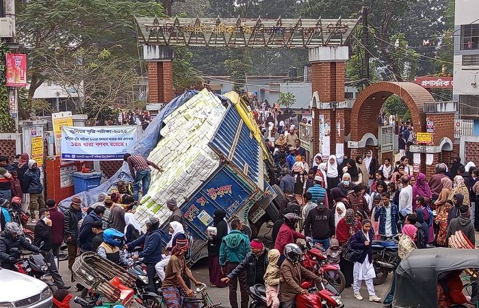 সিলেটে অগ্রগামী স্কুলের সামনে উল্টে গেল বইভর্তি ট্রাক